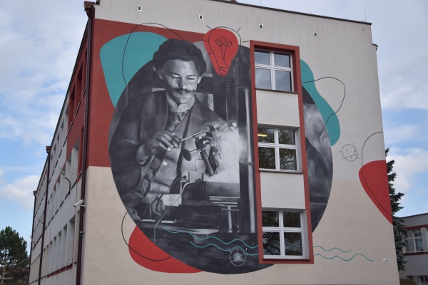 Mural przedstawiający postać Jana Szczepanika na budynku szkoły